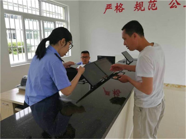 交警窗口启动高拍仪设备后办事效率更高了