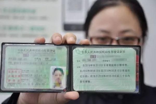 交警窗口启动高拍仪设备后办事效率更高了