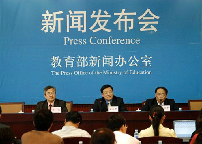 乡村教育改革互动教学设备高拍仪的使用